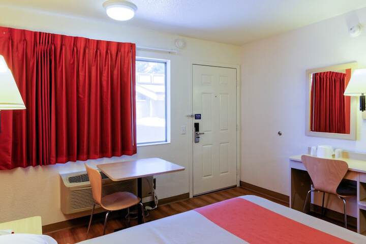 1 Queen Bed Micfridge (7 of 13)