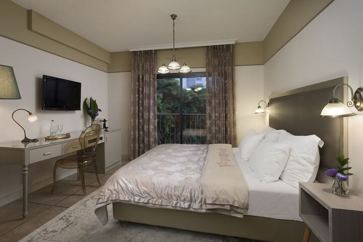 Room 16 of 38