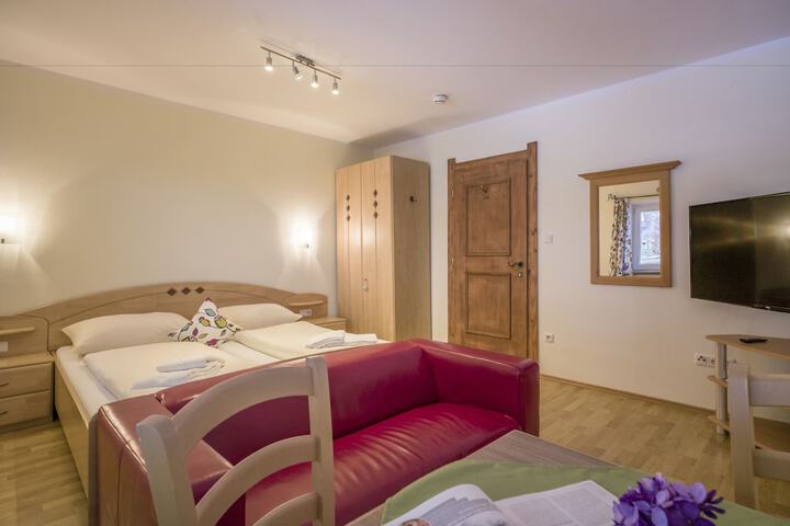 Room 3 of 71