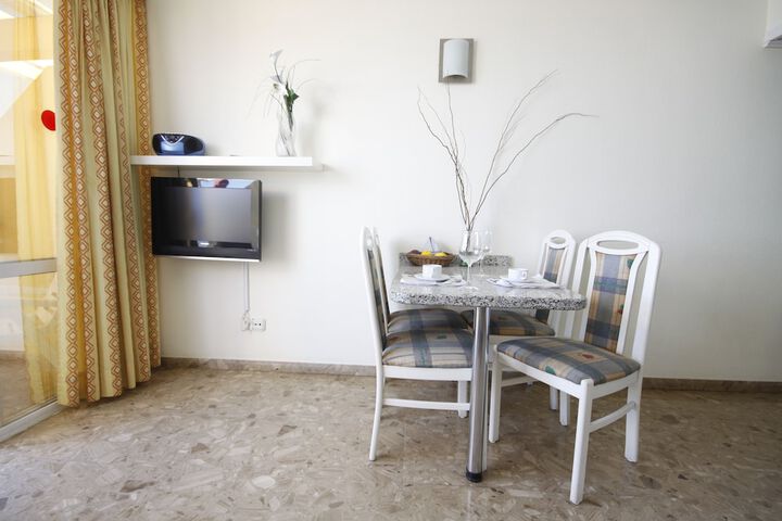 Room 4 of 27