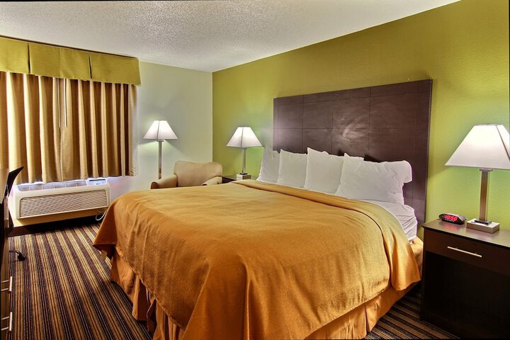 1 King Bed (2 of 12)