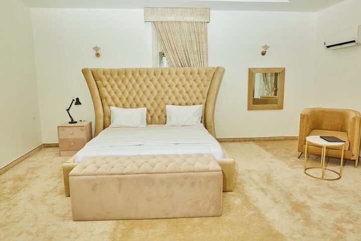 Room 10 of 32