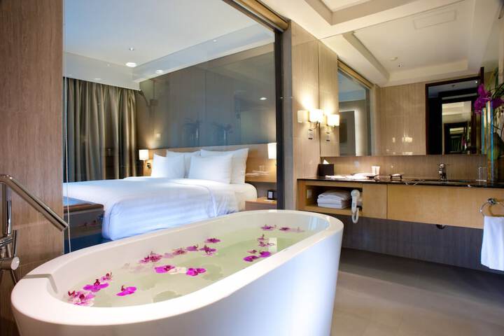 Deep soaking bathtub