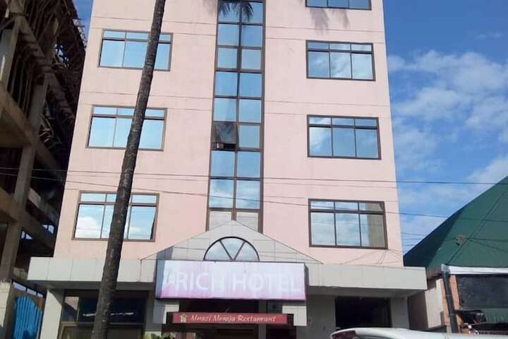 Rich Hotel