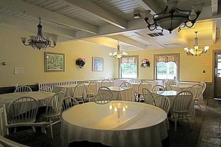 Dining 4 of 9
