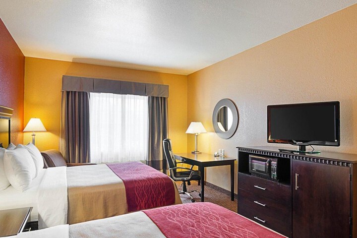 2 Queen Beds (1 of 9)