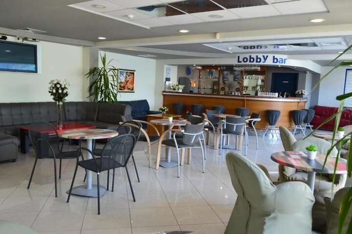 Lounge 50 of 66
