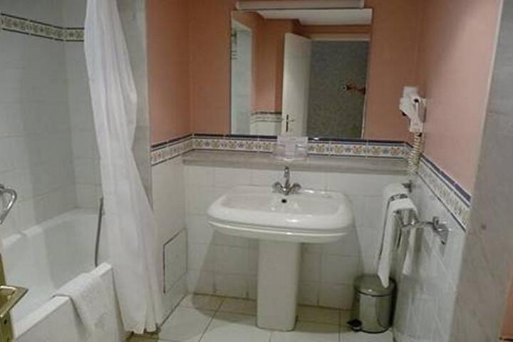 Room 8 of 9