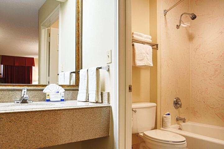 2 Double Beds High Speed Internet, Microwave, Refrigerator, Coffee Maker Iron Hair Full Breakfast (7 of 10)