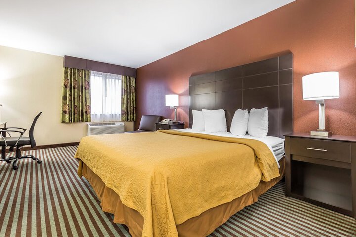 1 King Bed (5 of 10)
