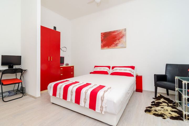 Room 2 of 24