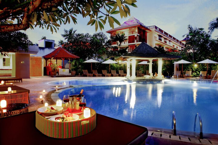 Hotel Pool