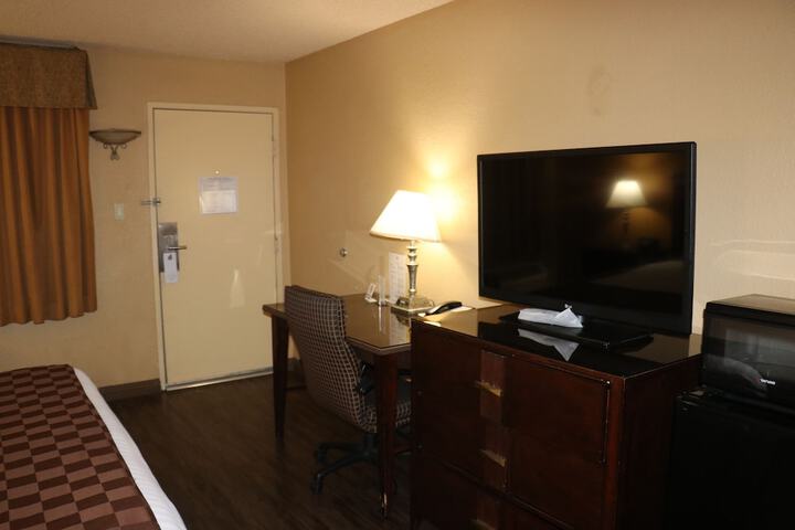 Room 4 of 16