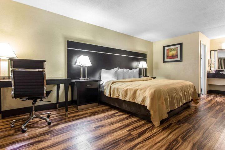 1 King Bed (2 of 5)