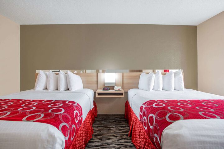 1 Queen Bed (8 of 13)