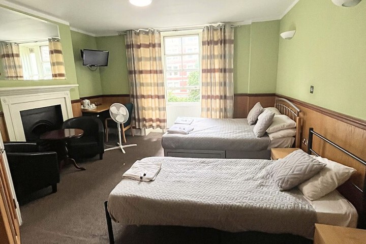 Room 13 of 37