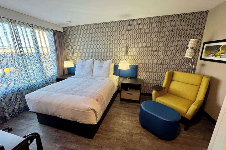 1 Queen Bed Work Desk Refrigerator WiFi Shower Only Full Breakfast (1 of 5)