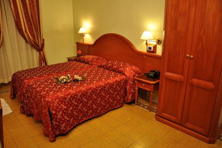 Room 12 of 24