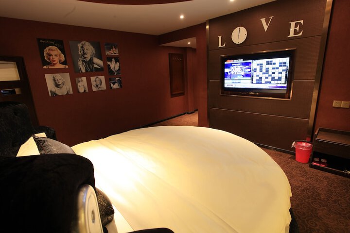 Room 3 of 9