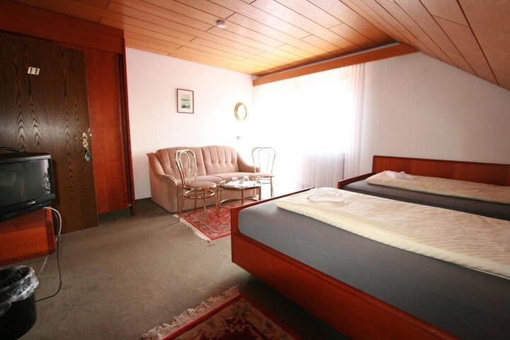 Room 10 of 30