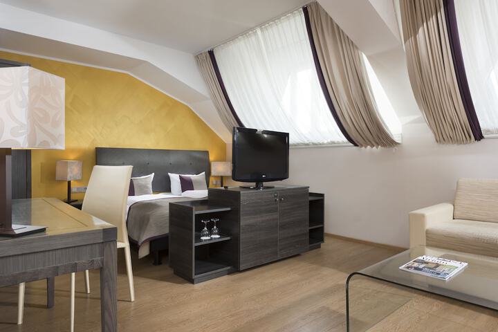 Room 9 of 42