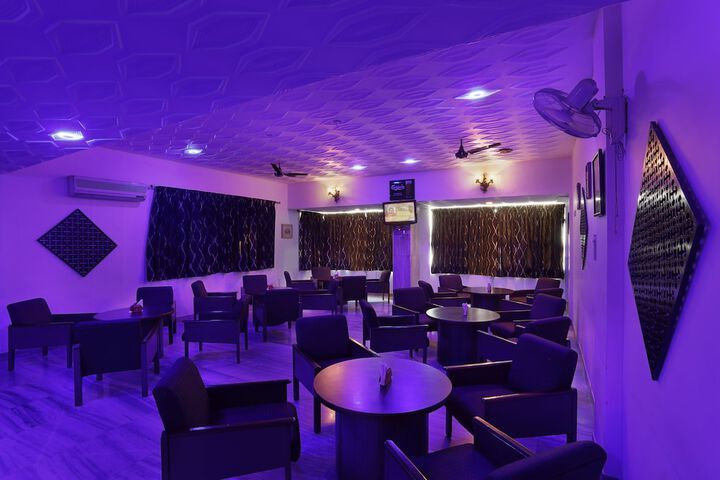 Lounge 25 of 29