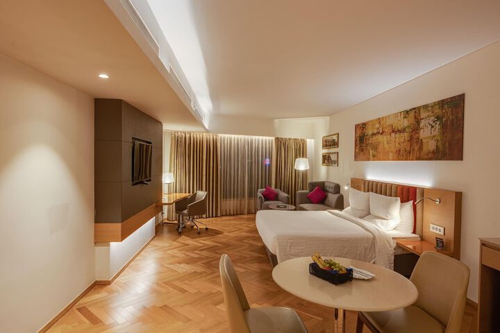 Room 15 of 104
