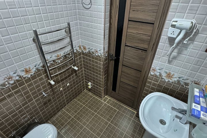 Room 9 of 16