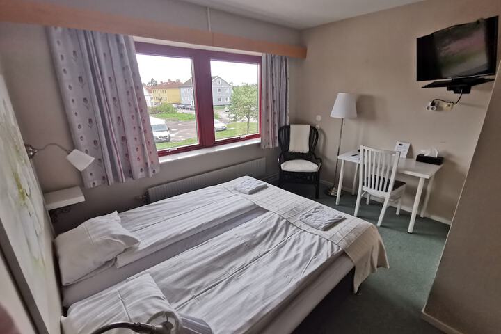 Room 8 of 33