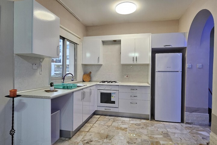 Sleek Flat w Balcony 3 min to Coast in Kyrenia