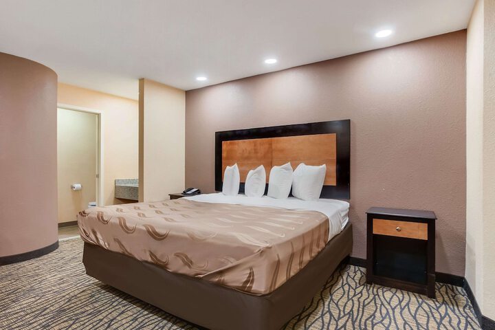 1 King Bed (10 of 10)