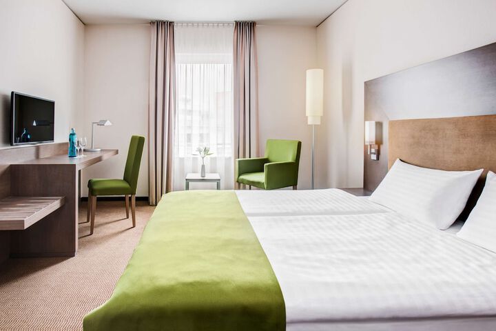 Room 10 of 28