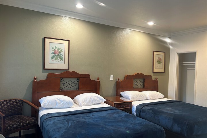 1 Queen Bed (8 of 13)