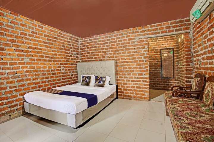 Room 10 of 28