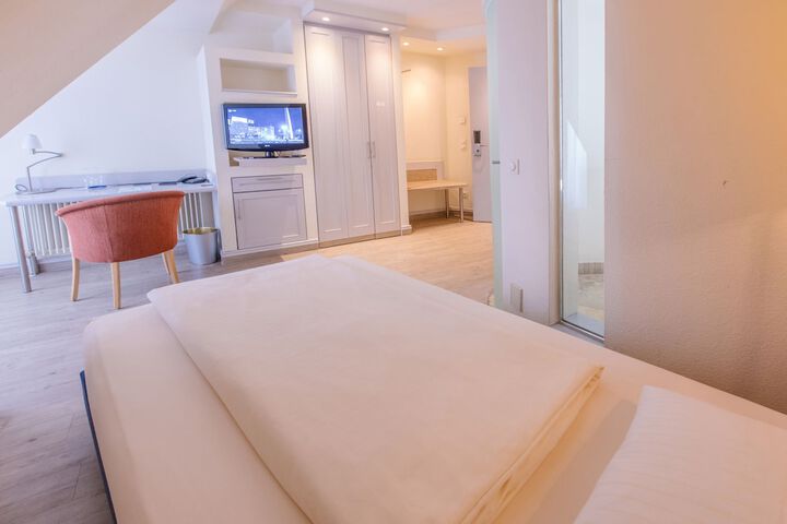 Room 9 of 37