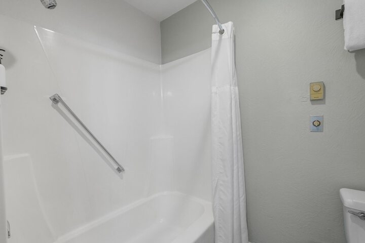 Room 102 of 141