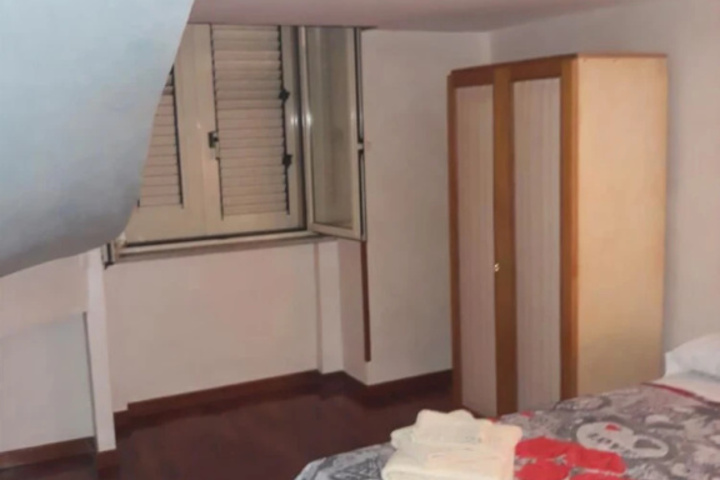 Room 4 of 10