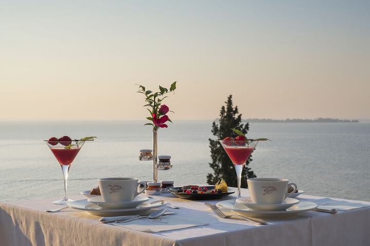 Dining 19 of 25