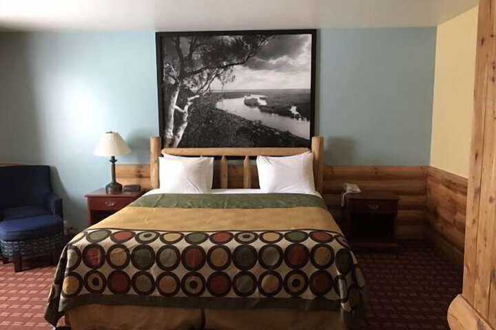 1 Queen Bed (2 of 4)