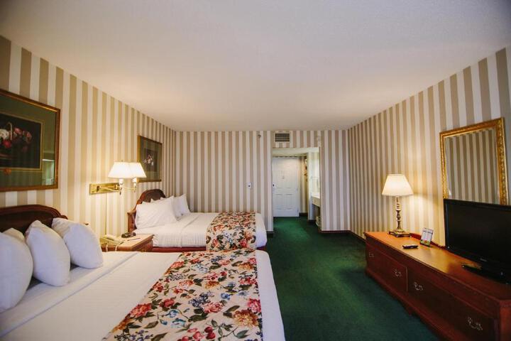 2 Queen Beds (7 of 12)