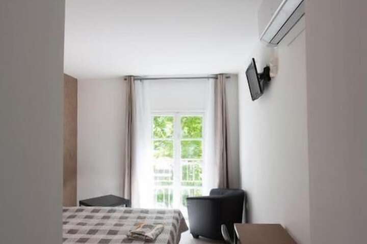 Room 10 of 32