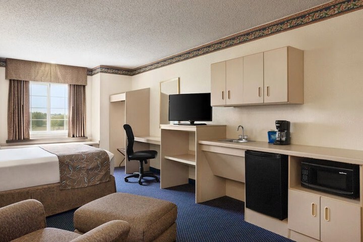 1 Queen Bed Accessible Room (11 of 19)