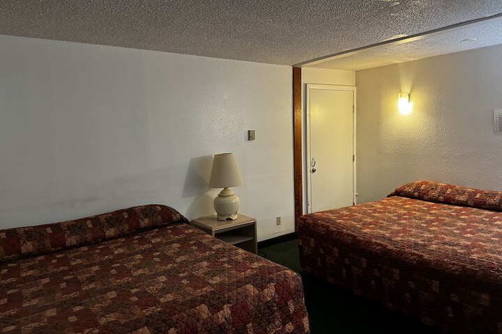 Room 33 of 168