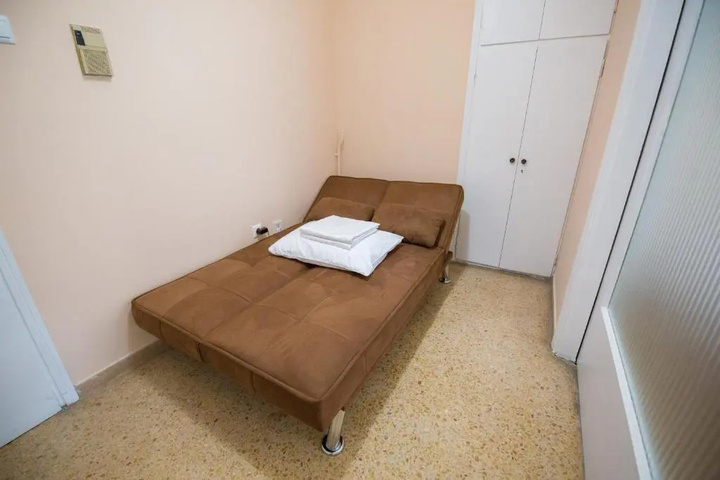 Room 4 of 12