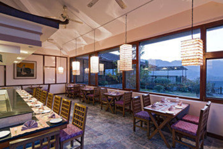 Dining 8 of 32