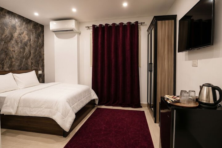 Room 25 of 48