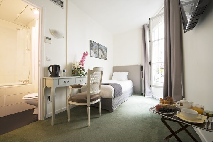Room 5 of 16
