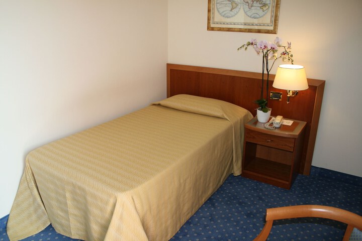 Room 11 of 77