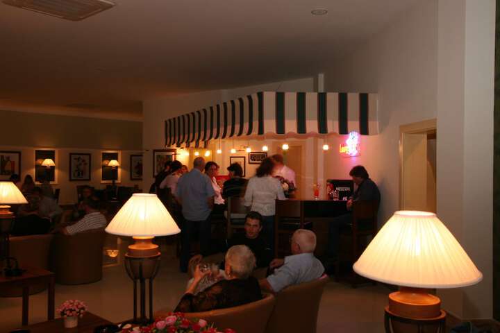 Lounge 41 of 52