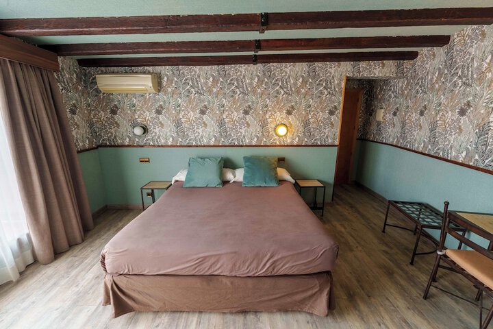 Room 27 of 38